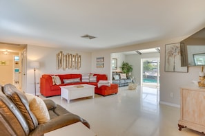 Living Room | Central A/C & Heating | Smart TV | Free WiFi