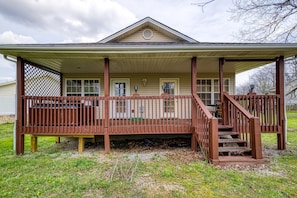 Vacation Rental in Pigeon Forge "Lee's Creekside" - Covered back deck