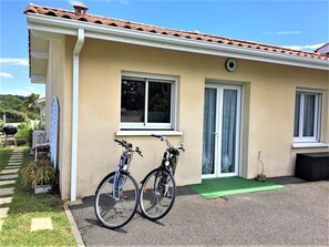 Accès à la terrase située à l'arrière de la Maisonnette,