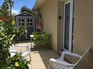 Térrasse au calme , indépendante et privative pour les vacanciers,
