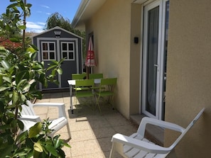 Térrasse au calme , indépendante et privative pour les vacanciers,