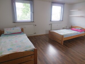 Schlafzimmer mit 3 Einzelbetten