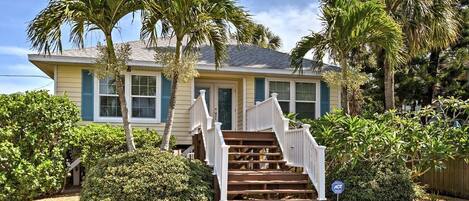 Unwind in this 2-bedroom, 2-bathroom vacation rental home in Indian Rocks Beach.