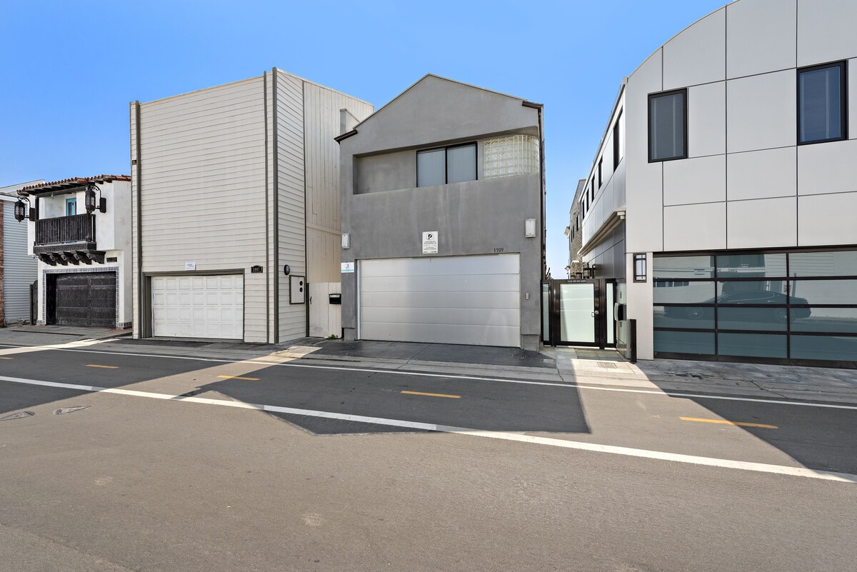 3 Story Oceanfront Home with Jacuzzi in Newport Beach on the Sand!