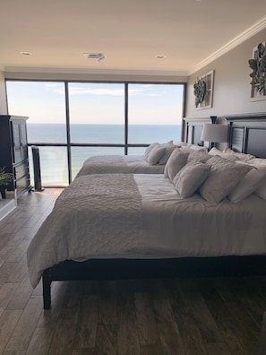 2nd bedroom - 2 queen beds with a view