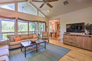 Living Room | Smart TV | Free WiFi | Central A/C & Heating