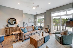 Expansive main living with great mountain views