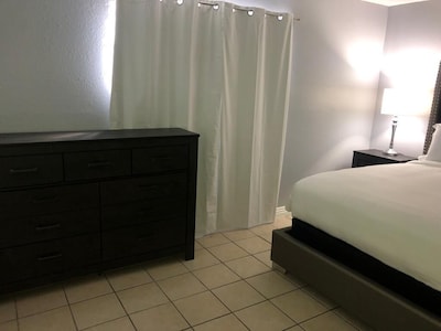 2 bedrooms remodeled 8 min to the strip !