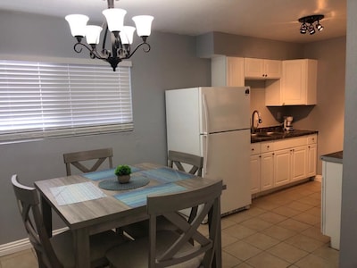 2 bedrooms remodeled 8 min to the strip !