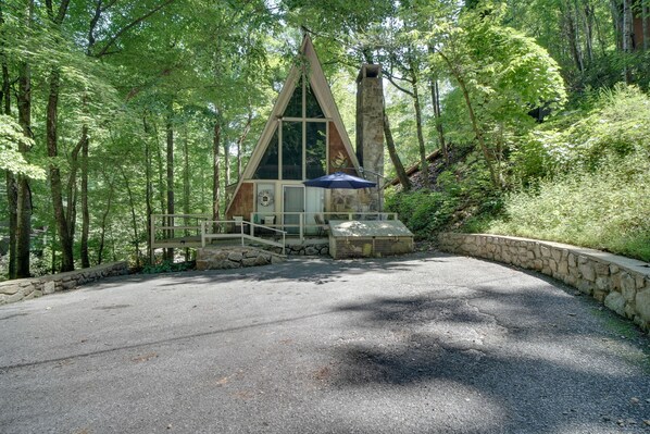 Gatlinburg Vacation Rental | 2BR | 2BA | 1,000 Sq Ft | Step-Free Access