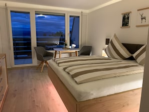 Wohn-/Schlafzimmer mit indirekter Beleuchtung