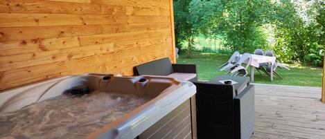 Outdoor spa tub