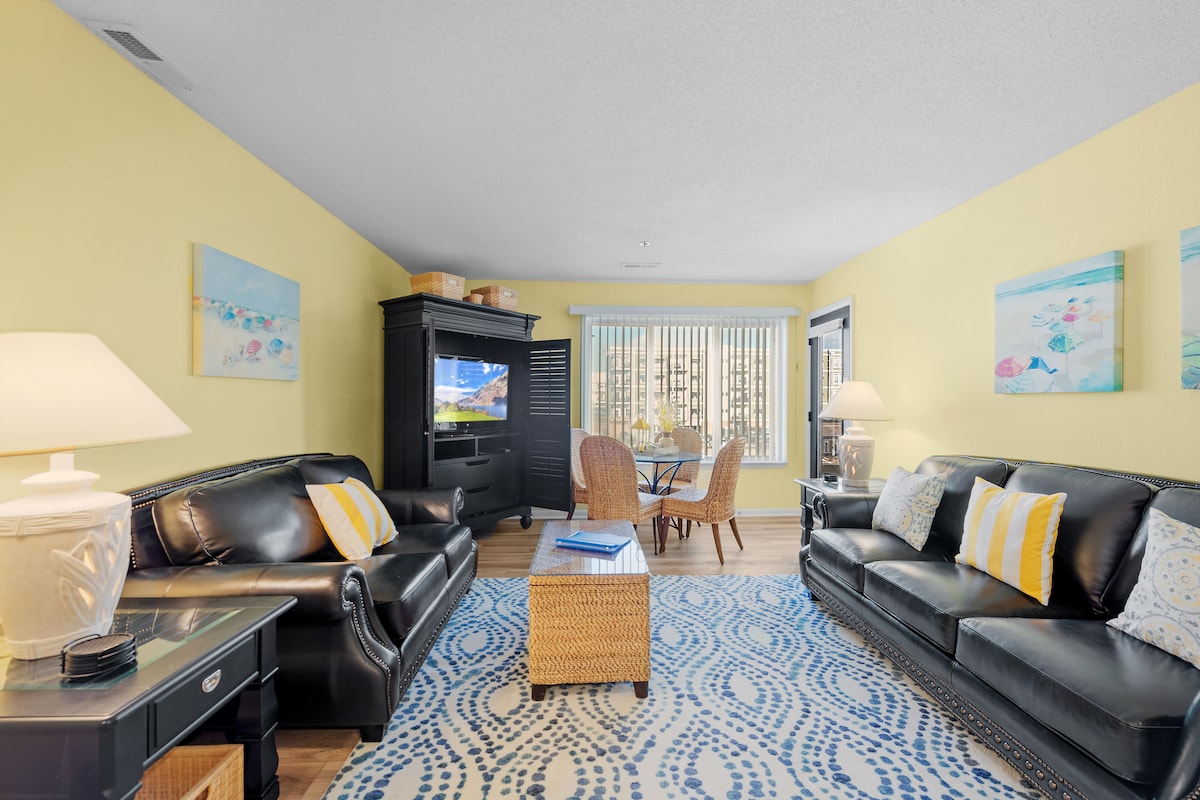 Beautiful Luxury Condo 1.5 blocks from Oceanfront, private parking and a pool.