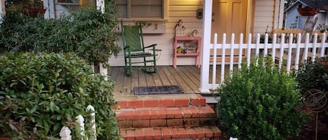 Outdoor Porch/sitting area
