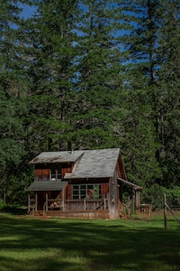 Private Off Grid cabin on North Fork of Smith River - WiFi - Pet Friendly