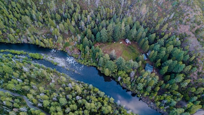 Private Off Grid cabin on North Fork of Smith River - WiFi - Pet Friendly