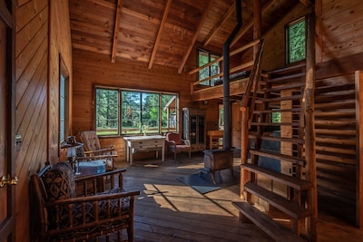 Private Off Grid cabin on North Fork of Smith River - WiFi - Pet Friendly