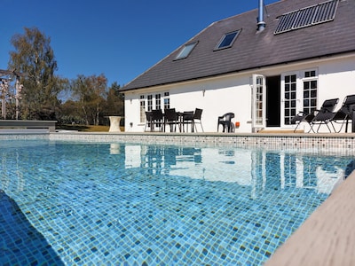 Luxury villa, amazing location, pool, jacuzzi, large garden & tennis court!