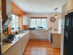 Large kitchen with granite counter tops - a dream to cook in!