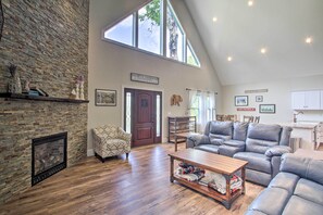Living Room | Central A/C & Heating | Smart TV | Free WiFi