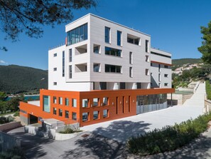 Vista frontal de la propiedad