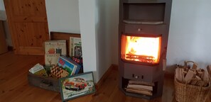 Wohnzimmer mit Kamin