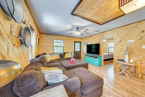 Living Room | Free WiFi | Cable TV | Central A/C & Heat
