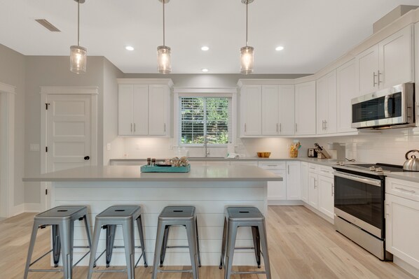 Kitchen with island (seats 4)