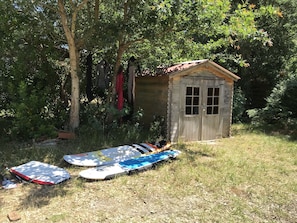 Jardin arboré de 400m2 avec un cabanon pour le rangement de vos surfs!