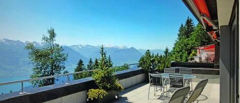 Die ausgedehnte Terrasse verwöhnt Sie mit einem spektakulären Panoramablick auf den Vierwaldstättersee und die Berge.