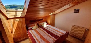 Ferienwohnung Teisenberg 40 qm, 2 Schlafzimmern, Wohnküche, Balkon-Schlafzimmer 2