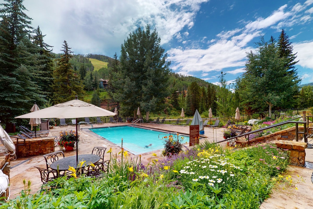 Eclectic garden-level ski-in/ski-out condo with pool, hot tubs, W/D & fast WiFi