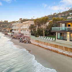 When the tide is right, walk on the sand to great local restaurants