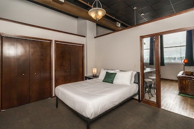 ✦ Immaculate Loft w/ Gym! ✦ Heart Of Downtown! ✦