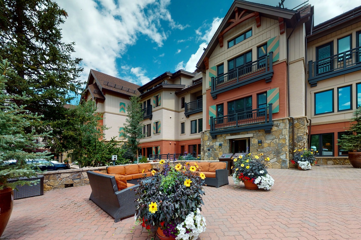 Ski-in/out condo w/balconies, fireplace, shared hot tubs/pool/laundry, fast WiFi