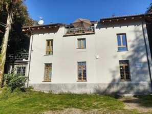 Himmel, Gebäude, Fenster, Pflanze, Baum, Haus, Tür, Hütte, Gras