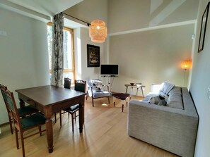 Tabelle, Möbel, Eigentum, Stuhl, Holz, Beleuchtung, Flooring, Interior Design, Fussboden, Wohnzimmer