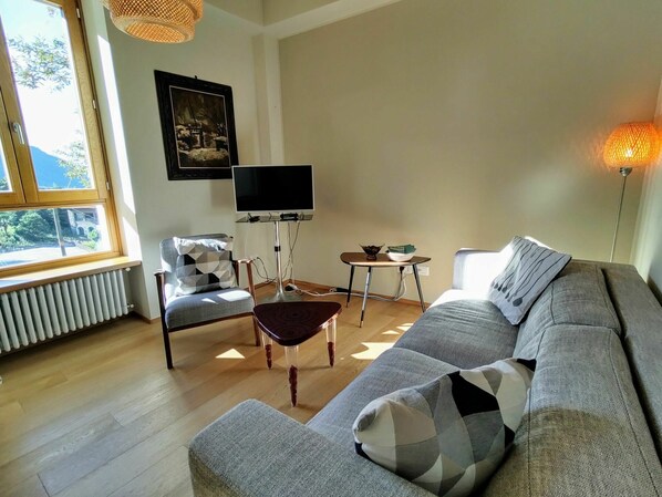 Eigentum, Möbel, Fenster, Komfort, Bilderrahmen, Holz, Couch, Interior Design, Beleuchtung, Gebäude