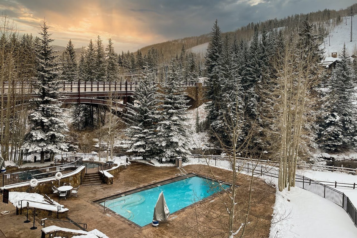 Ski-in/ski-out condo with a balcony, fast WiFi & shared pool/hot tub/laundry