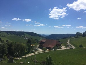 Wanderausblick oberhalb des Ortes