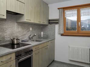 Cabinetry, Køkkenvask, Håndvask, Countertop, Ejendom, Bygning, Tap, Vindue, Træ, Køkken
