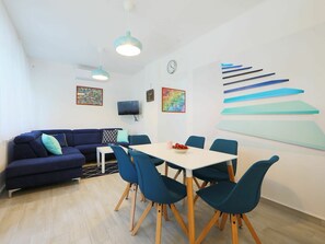 Pièce, Meubles, Design Intérieur, Bleu, Propriété, Table, Turquoise, Sol, Immobilier, Salon
