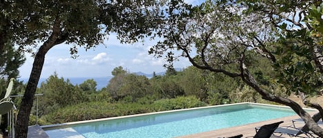 Piscine vue mer, au coeur du maquis