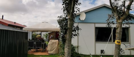 Terrasse momentan mit Pavillon.