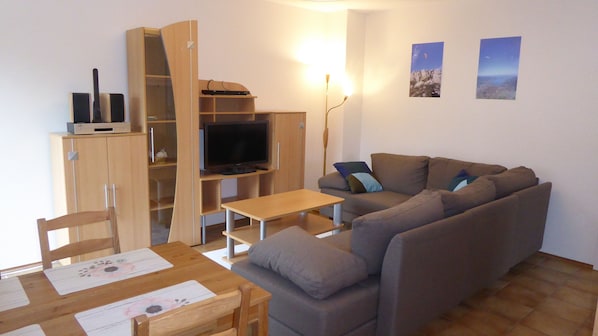 Wohnzimmer mit großer Schlafcouch