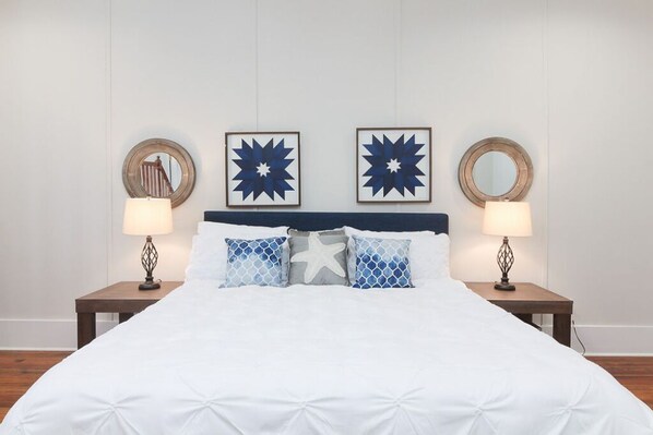 Entire 2nd flr 2BR 2BA condo  w/ king beds  55" Smart TV  Wifi  Downtown