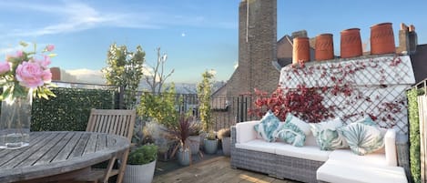 Relax on the roof terrace and enjoy view!