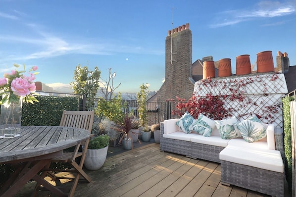 Relax on the roof terrace and enjoy view!