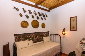 Experience flexibility and comfort with a single bed in the living room