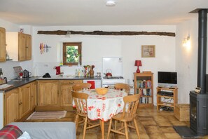 Cuisine et salle à manger de Poppy.
Poppy's kitchen and dining area.